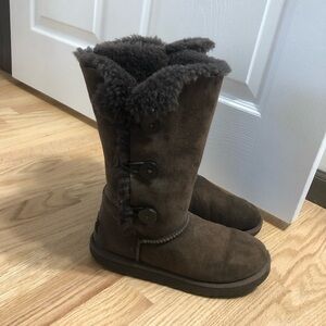 Ugg Bailey Triple Button Boots Sz 4 Brown Suede Leather Youth Girls Kids